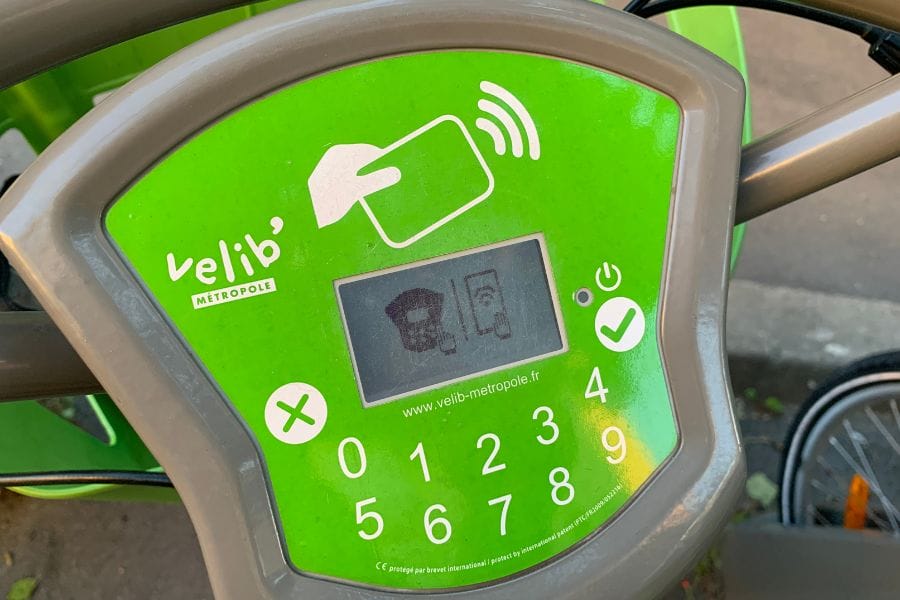 Detailaufnahme der V-Box eines grünen Vélib Fahrrads mit Tastatur und Display. Hier gibst du deinen Zugangscode ein, um das Fahrrad zu entsperren. Ein zentraler Schritt beim Fahrrad mieten in Paris mit Velib.
