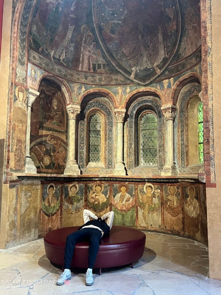 Das Bild zeigt meinen Sohn liegend auf einer kleinen Couch in der Cité de l'architecture in Paris - offensichtlich gelangweilit und müde, nicht interessiert an Kultur. 