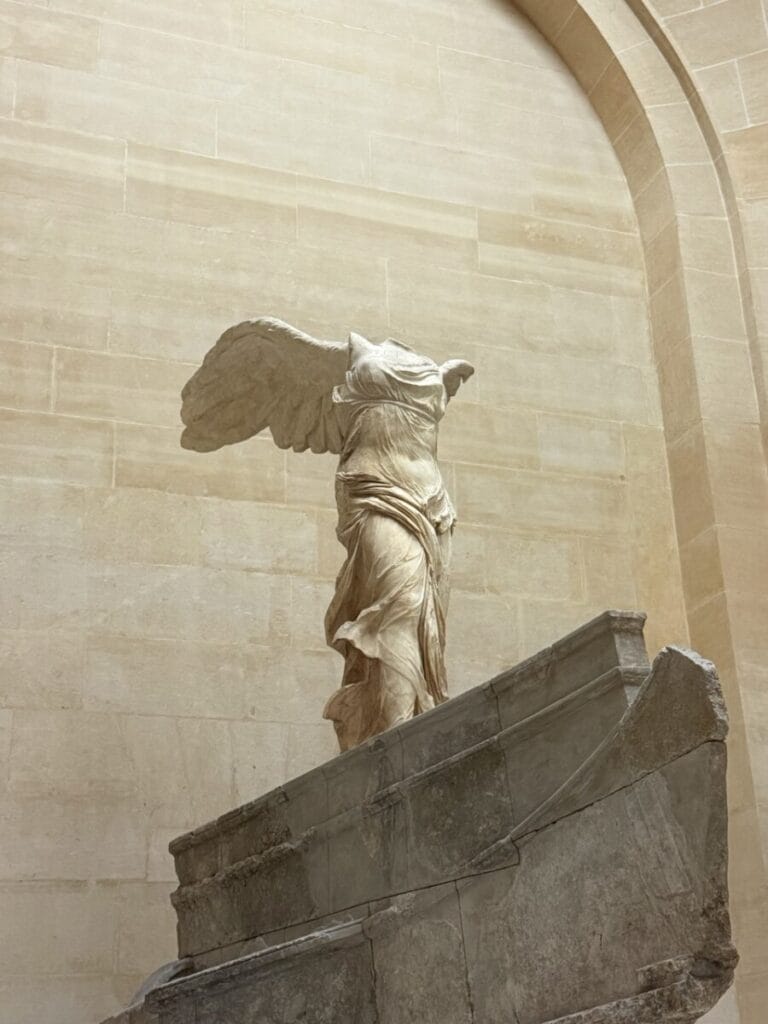 Nike von Samothrake im Louvre, fotografiert von schräg unten