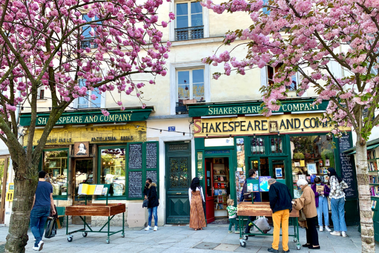 viele Teenager wollen in den berühmten Buchladen Shakespeare & Company