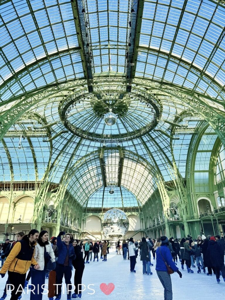 Grand Palais mit Art Nouveau Metaldach und Glass, unten Eishalle mit Disco Kugel in der Mitte