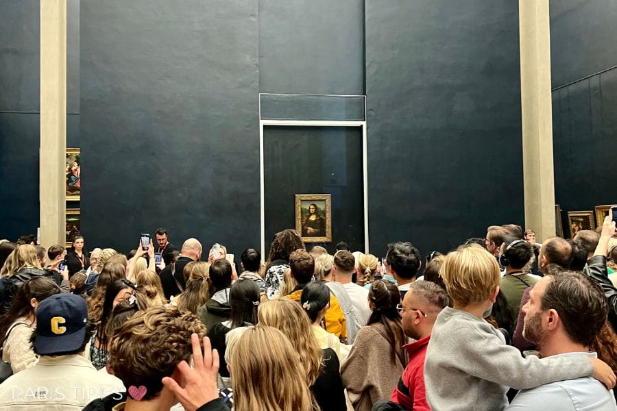 Die Mona-Lisa im Louvre mit einer Menschenmasse im Vordergrund.
