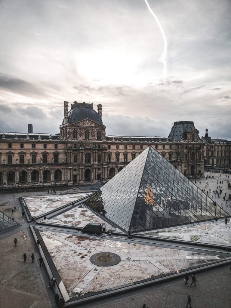 Louvre Glaspyramide auf dem Cour Napoléon in Paris