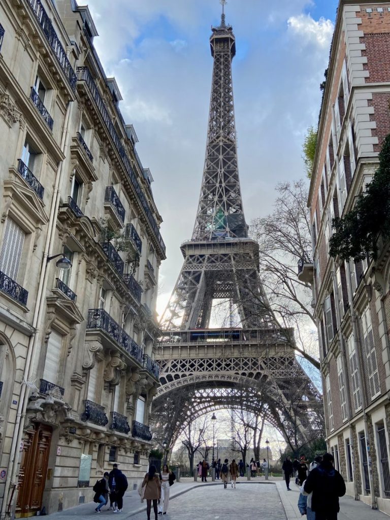 Paris Aussicht auf Eiffelturm von der Rue de l'Univerisité