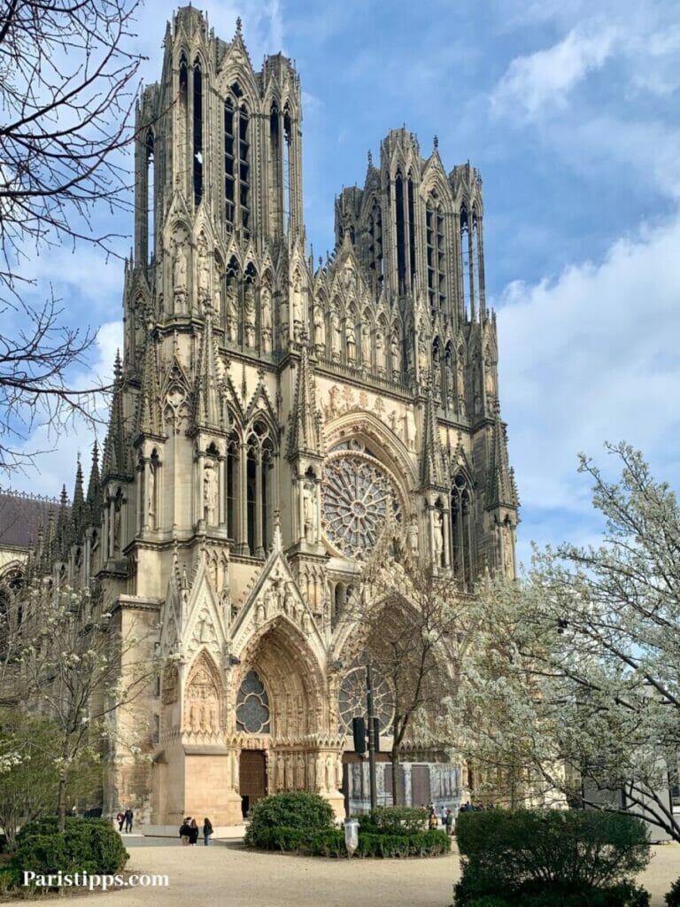 Tagesausflug Reims Kathedrale von Reims im Frühling
