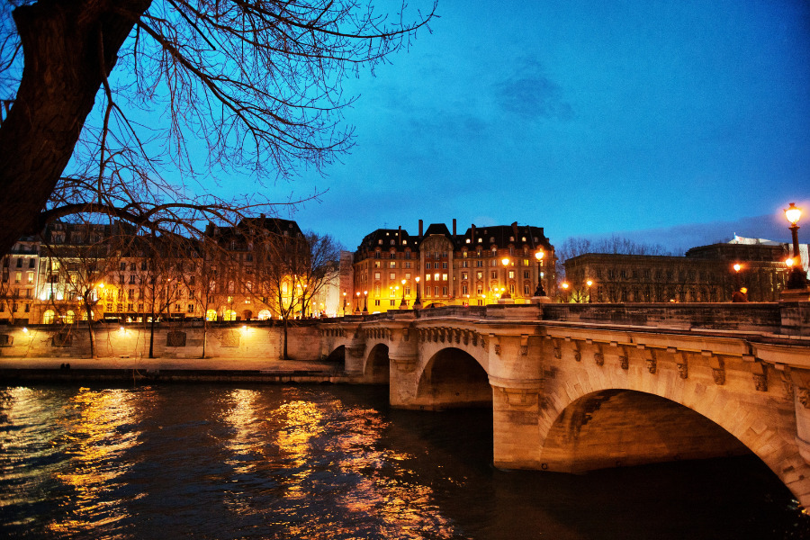 Paris über Silvester - winterliches stadtbild mit kahlen Bäumen und eine beleuchtete Pont Neuf