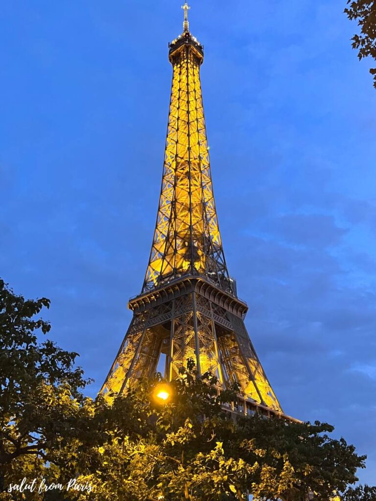 Der Eiffelturm in Paris an Silvester - beleuchtet vor blauem Nachthimmel, aber ohne Feuerwerk.