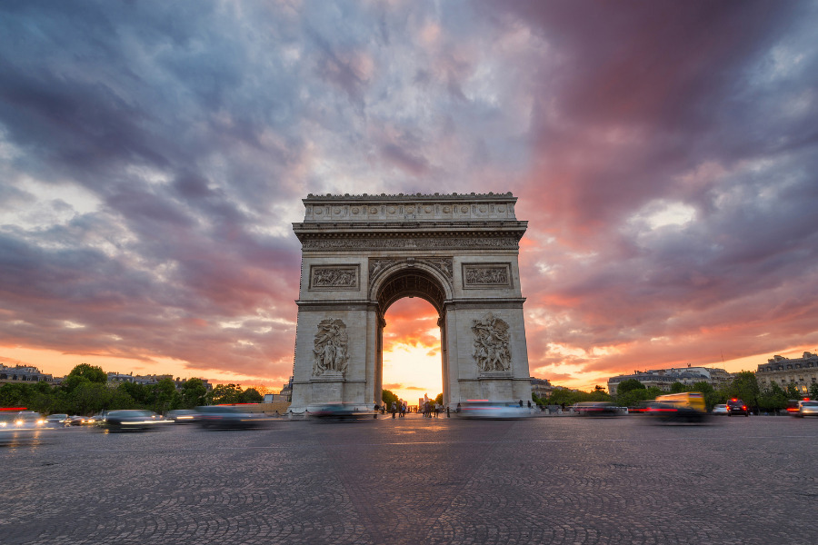 Arc de Triomphe bei Sonnenuntergang in Paris
