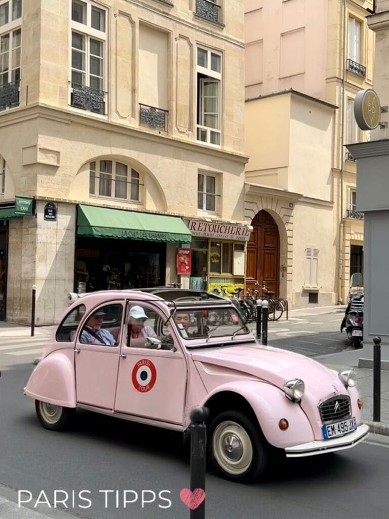 Paris mit Kindern: rosa Citroën 2CV bei einer Stadttour durch Paris