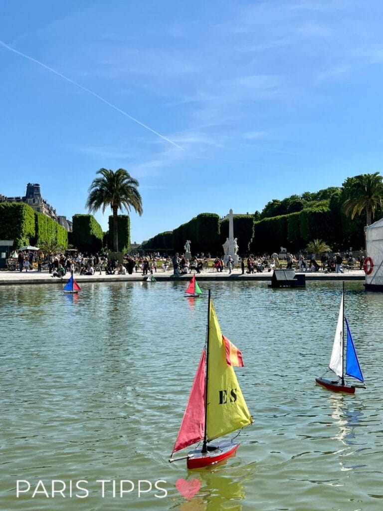 Paris mit Kindern: Kinder lassen Segelboote im Jardin du Luxembourg fahren