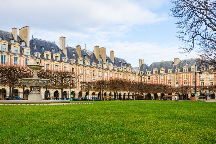 Die Häuser am Place des Vosges - eines beherbergt das Maison de Victor Hugo