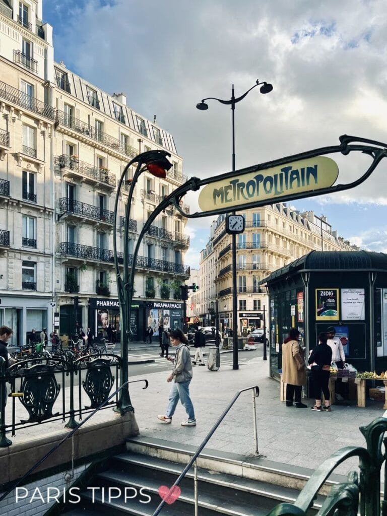 Eingang zur Pariser Metro mit dem klassischen „METROPOLITAIN“ Schild vor eleganten Altbauten und belebter Straßenszene. Der Text „PARIS TIPPS ❤️“ unterstreicht die zentrale Lage und gute Anbindung für eine Paris mit Kindern Unterkunft.