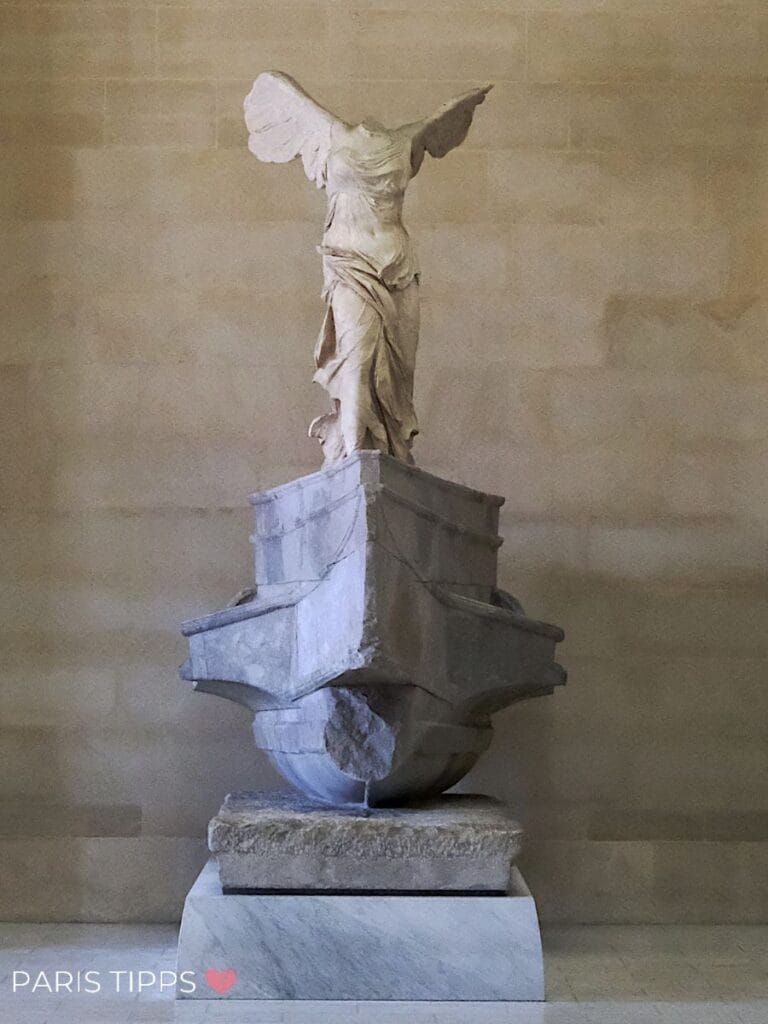 Die Nike von Samothrake im Louvre – antike Marmorskulptur ohne Kopf, ausgestellt auf einem steinernen Schiffsbug