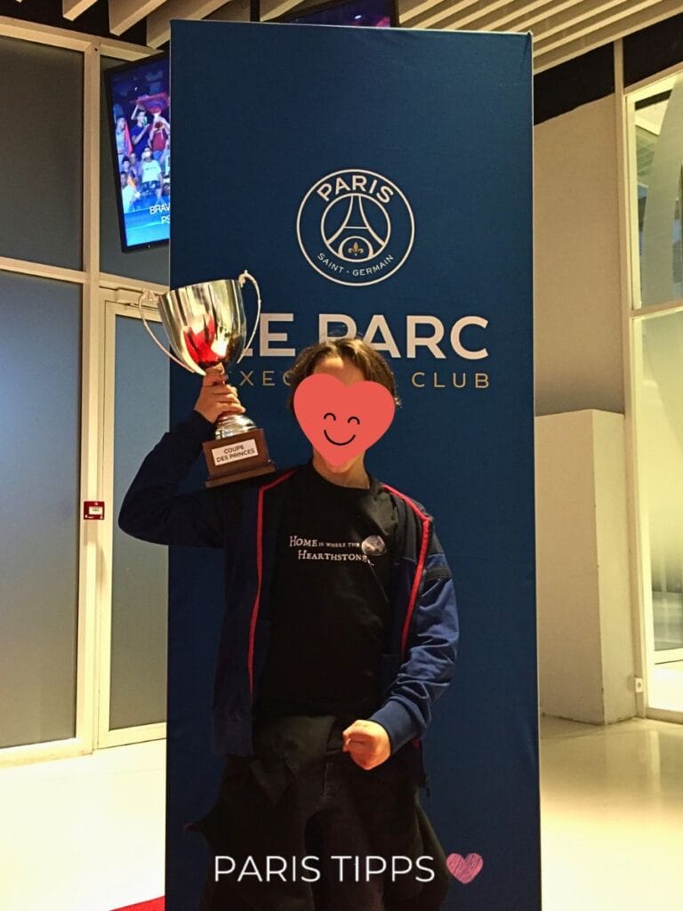 Paris mit Kindern: Kind mit Pokal im PSG Stadion Parc des Princes