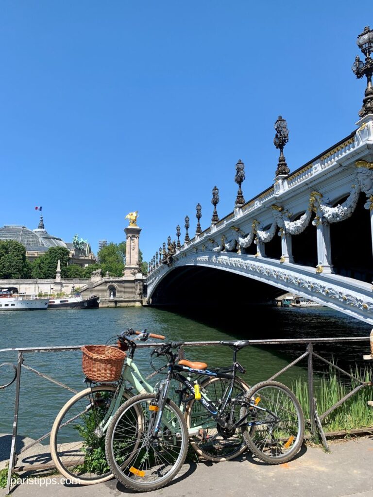 Paris mit dem Fahrrad erkunden - besonders im Frühling eine schöne Art, die Stadt zu entdecken.