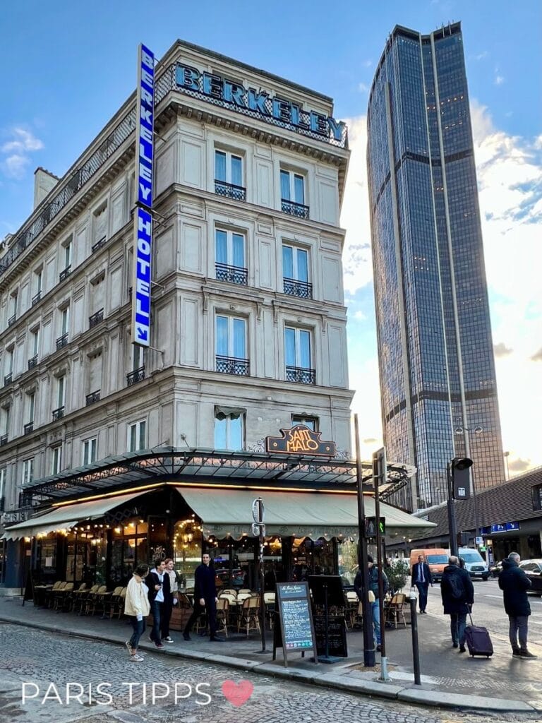 Pariser Straßenecke mit dem Gebäude „BERKELEY HOTEL“ und einem Café mit Außenterrasse darunter, während im Hintergrund ein moderner Hochhausturm in den Himmel ragt. Der Schriftzug „PARIS TIPPS ❤️“ deutet auf eine zentrale Lage hin, die sich gut für eine Paris mit Kindern Unterkunft eignet.