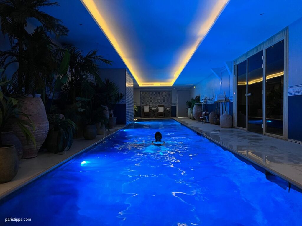 Hotel in Paris mit Pool: Das Montecristo. Eine Frau schwimmt in einem langen Pool