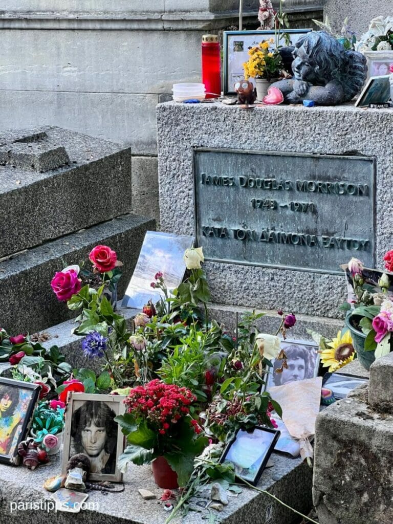 Jim Morrison liegt auf dem Friedhof in Paris