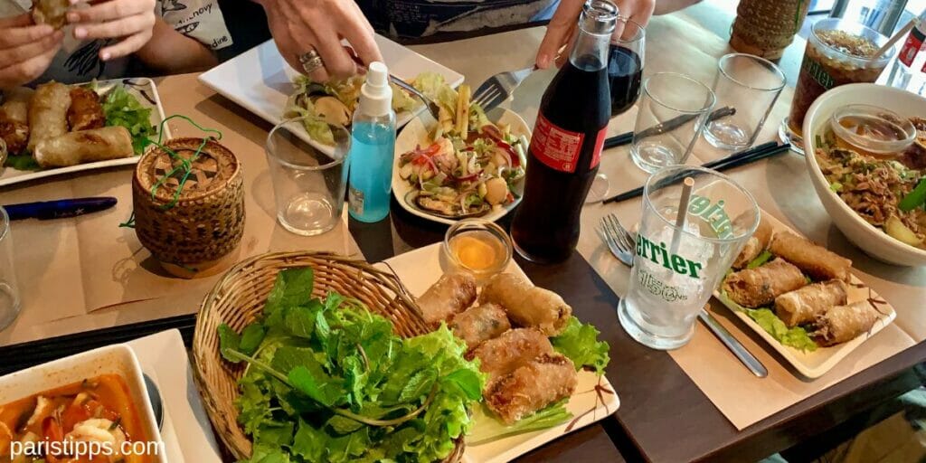 Asiatische Restaurants in Paris gibt es vor allem im 13. Arrondissement. Hier ein Tisch mit verschiedenen Gerichten und Nems