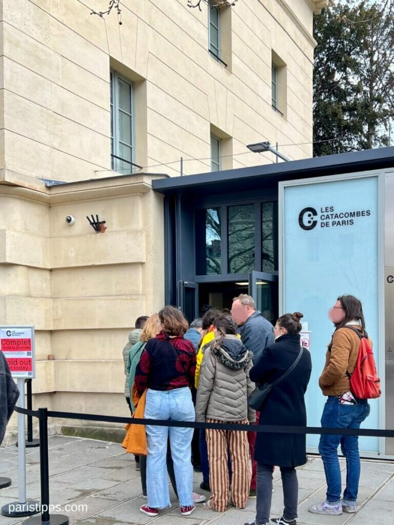 Der Eingang der Katakomben in Paris am Place Denfert Rochereau: Katakomben Paris Wartezeit