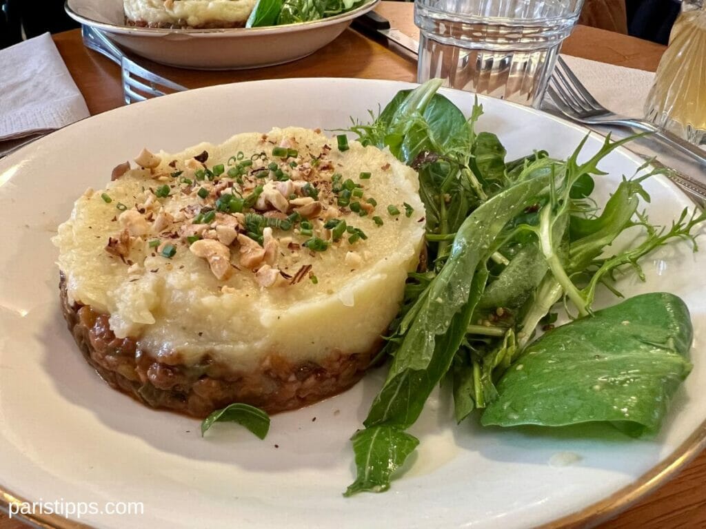 Sezono ist eines der restaurants Paris mit vegetarischer Kücher und bietet wie hier auch eine vegetarische Version des Hachis Parmentir an, linsen geschichten mit pürree. Dazu salat