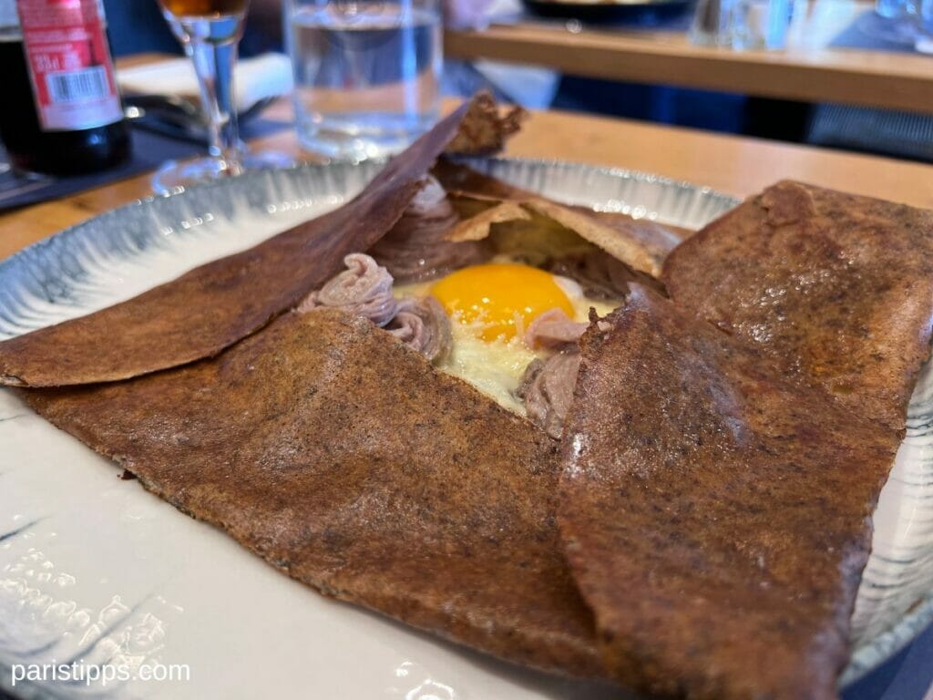 Crêpes aus dunklem Buchweizen mit Käse und Ei