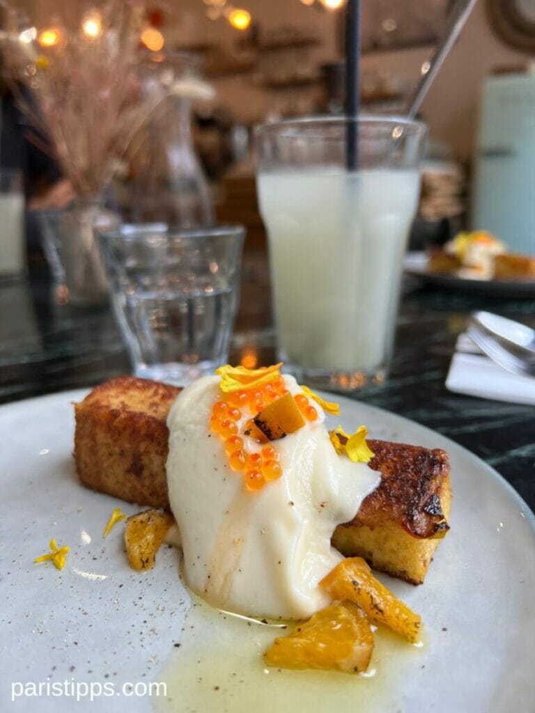 Paris restaurant mit kreativen Vorspeisen, iwe hier brioche mit weisser soße und Fischrogen