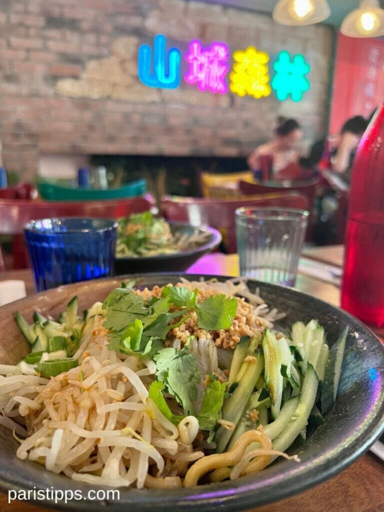 Asiatisches Paris Restaurant mit Chinesischen Nudeln, garniert mit Gurke und Korriander