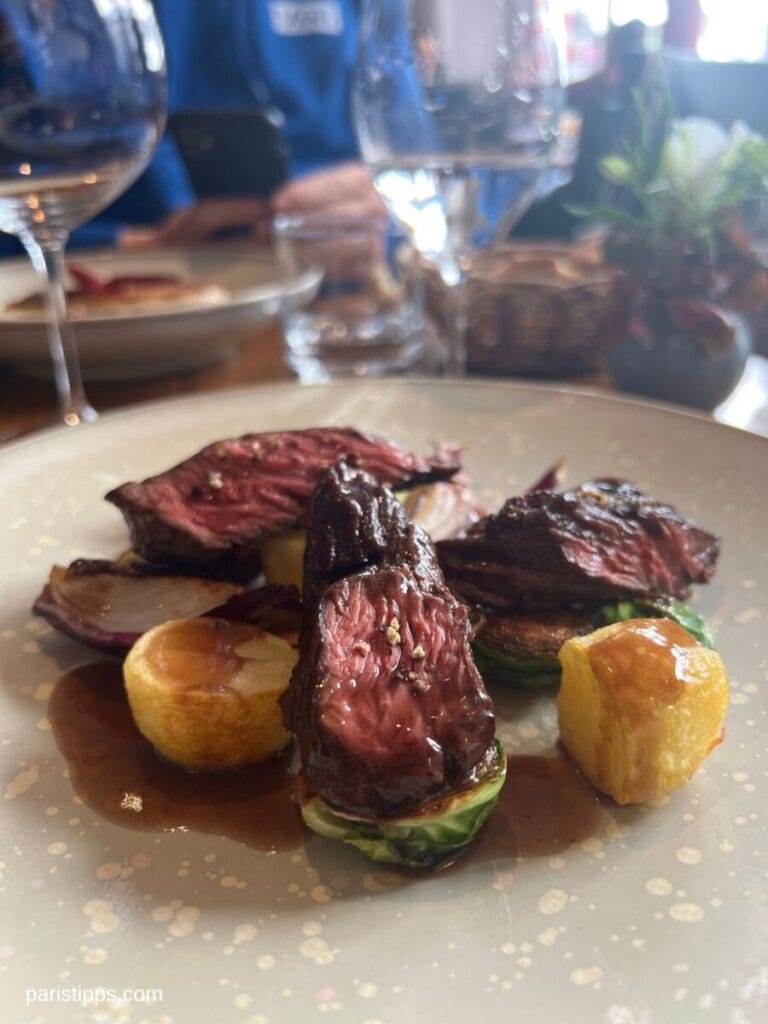 Fleisch mit soße mit kartoffeln, rotweinsauce und Rosenkohl