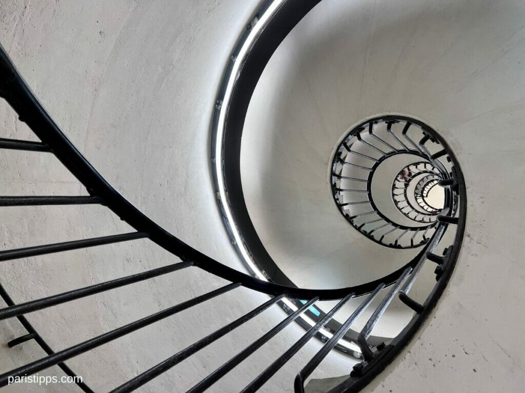 Wendeltreppe im Inneren des Triumphbogens in Paris mit Blick nach oben.