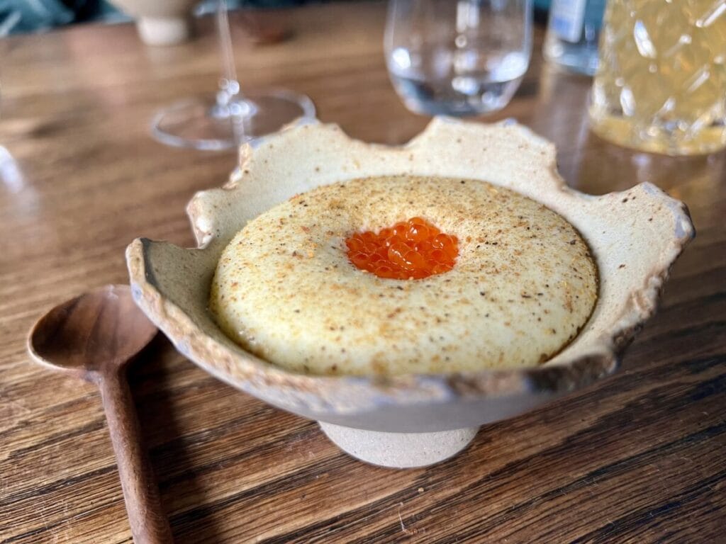 Eine Art Kartoffelsoufflee/Püree mit Fischeiern