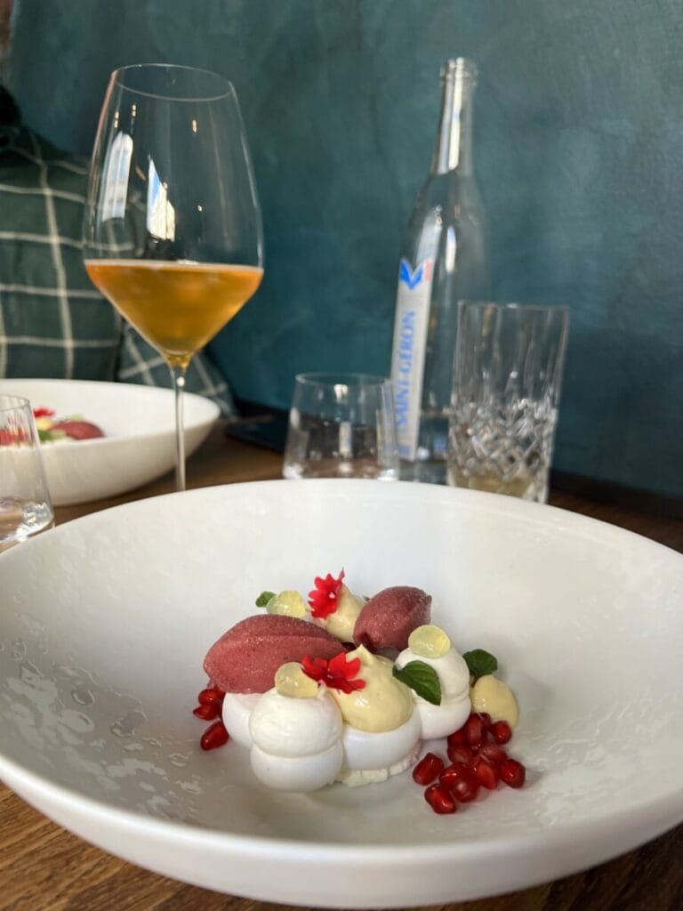 Dessert mit Granatapfel, weisser creme, rotem sorbet und zitronen gelee: paris restaurant tipps