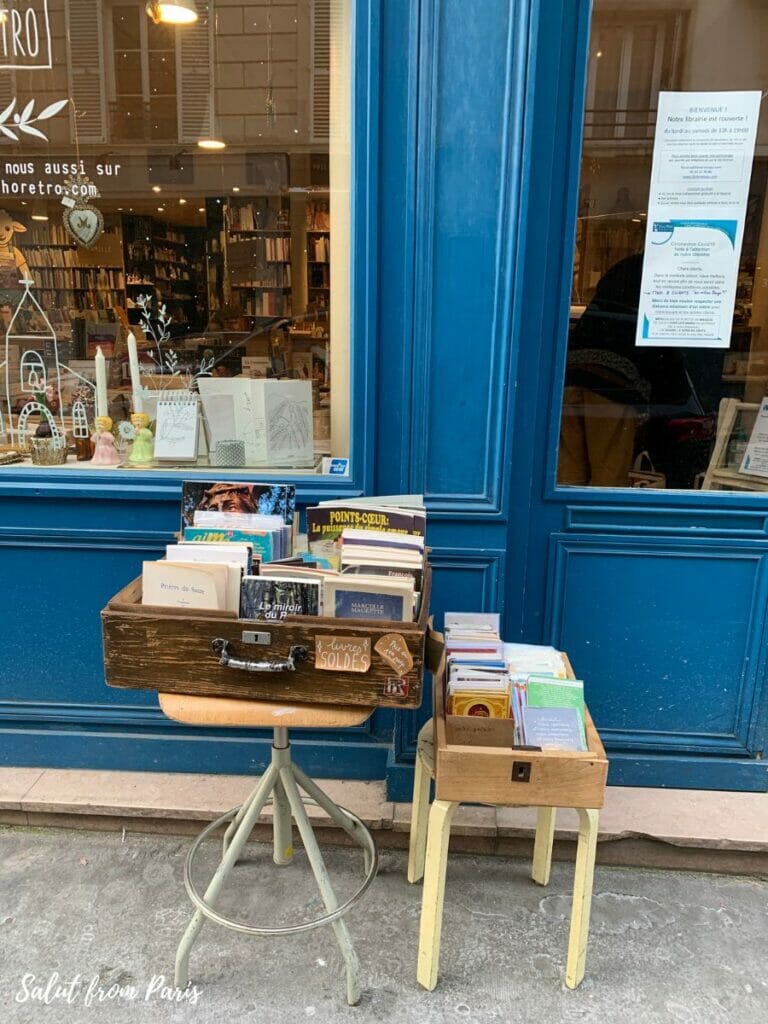 Paris Souvenirs: Buchladen mit Büchern vor der Tür