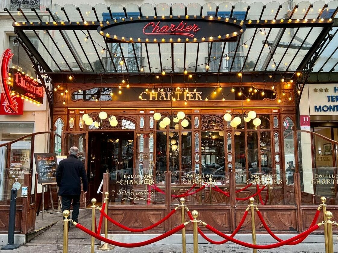 Bouillon Restaurants in Paris: Hier der Eingang des Bouillons Chartier bei Montparnasse