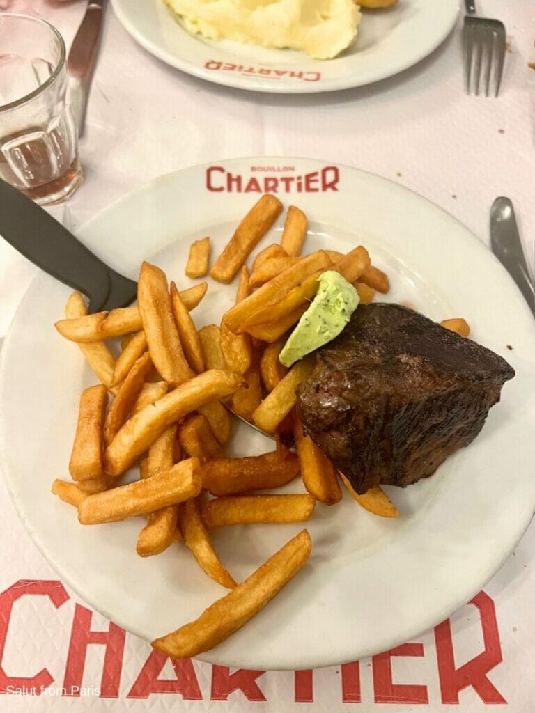 Steak und Pommes auf der Karte im Bouillon Chartier