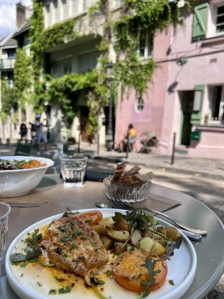 Mittagessen im Maison Rose - Teller mit Fleisch, Kartoffeln und Aprikose