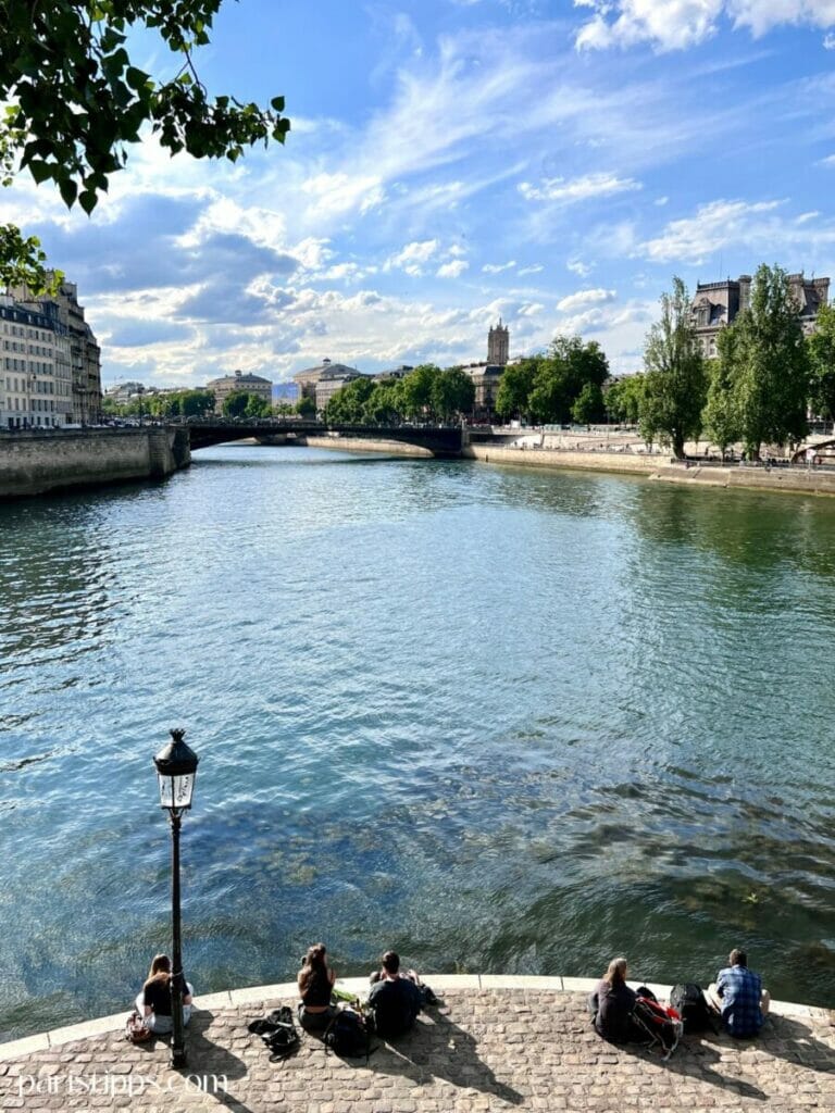 Paris liegt in der Seine. Hier der Blick von der Île de Saint-Louis
