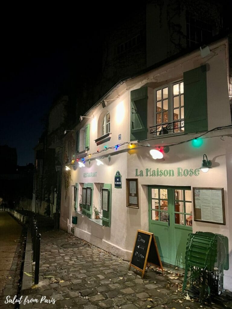 Rue de L'Abreuvoir und das Maison Rose bei Nacht