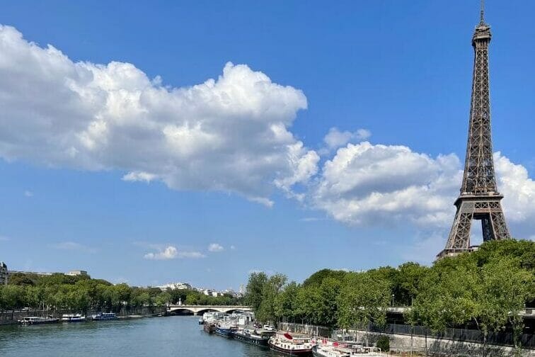 Aussicht von der Brücke Bir Hakeim auf den Eiffelturm