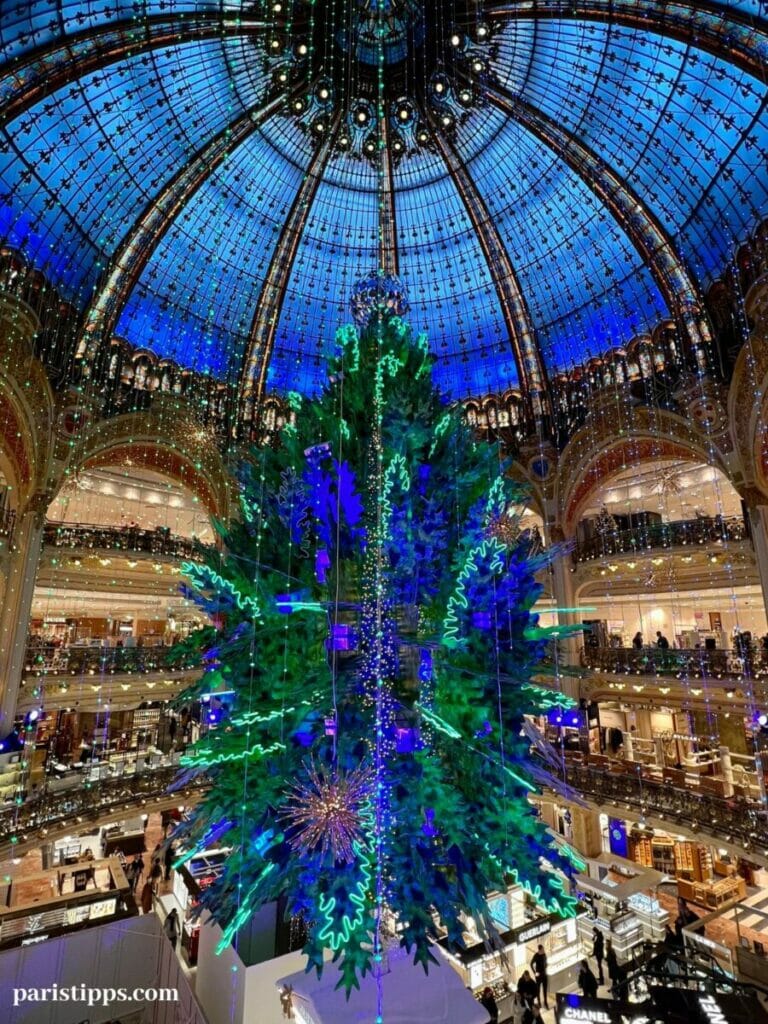 Weihnachten Galerie Lafayette 2022 - ein ölo baum aus Pappe