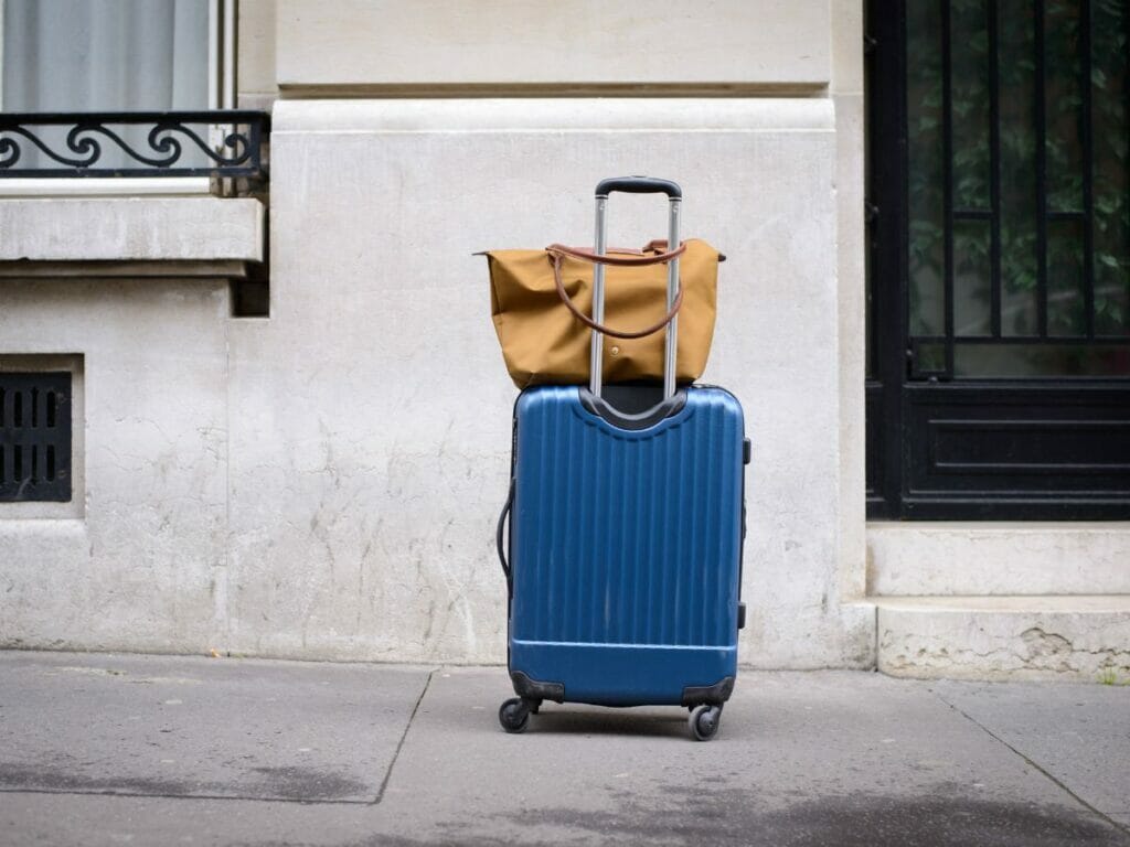 Packen für Paris: Ein Koffer und eine Reisetasche