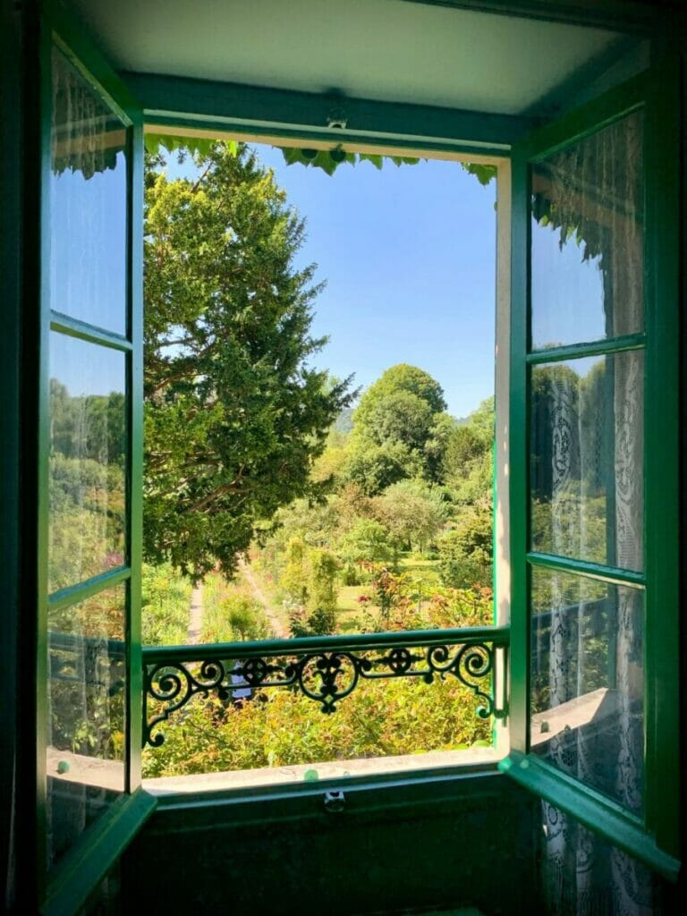 Ausblick vom Fenster in Giverny auf Monets Garten
