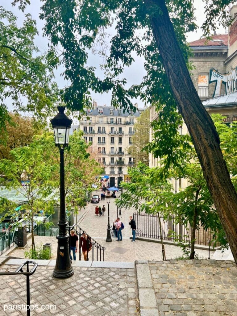 Die Funiculaire de Montmartre verläuft parallel zur Treppe, links von der Sacre Coeur