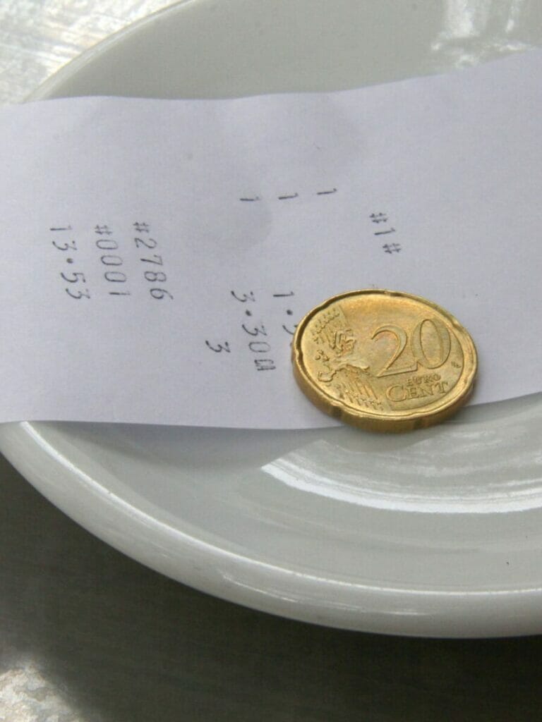 Auch kleine Beträge Trinkgeld in Paris sind ok.