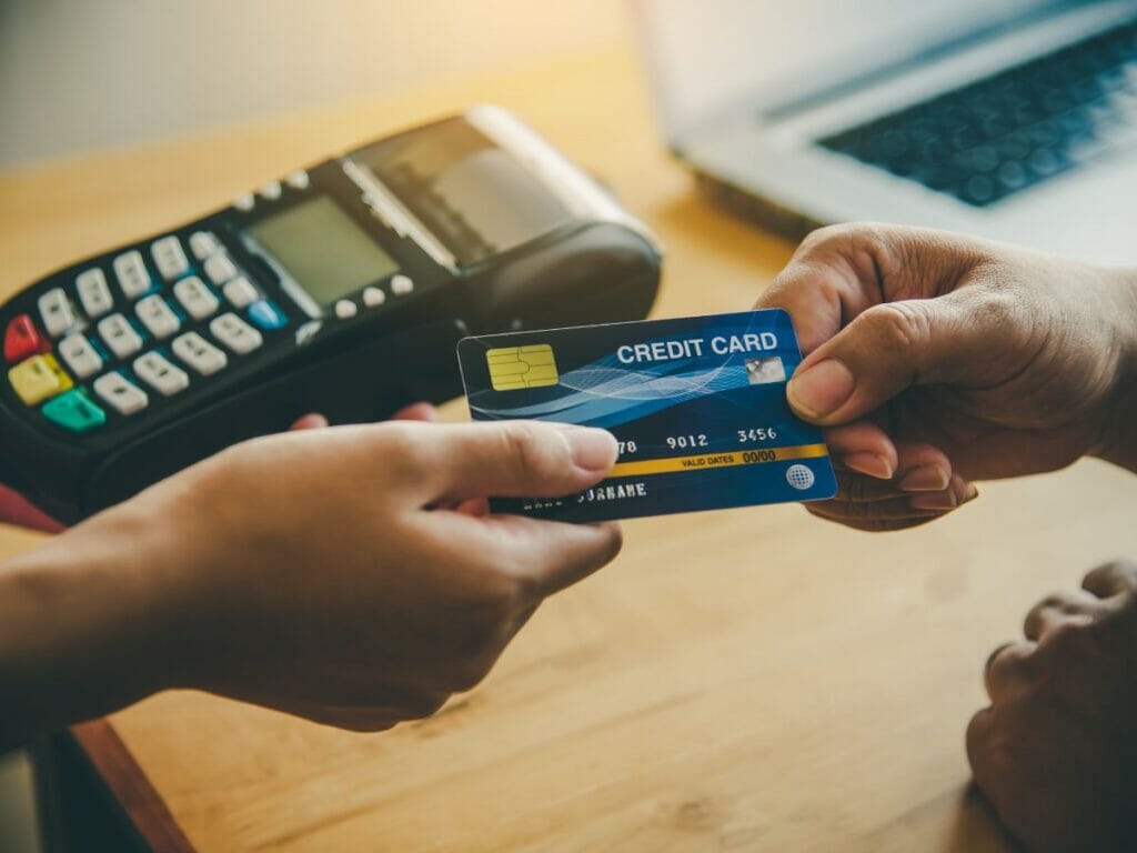 Auch bei Kartenzahlungen kannst du ihn Paris Trinkgeld geben. 