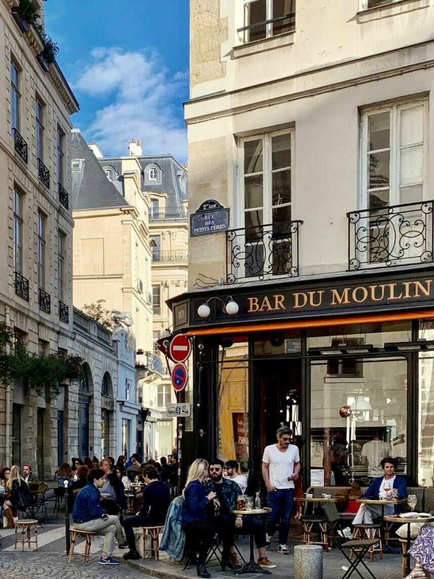 Straßenacfé in Paris: Trinkgeld lässt du eifnach auf dem Tisch liegen