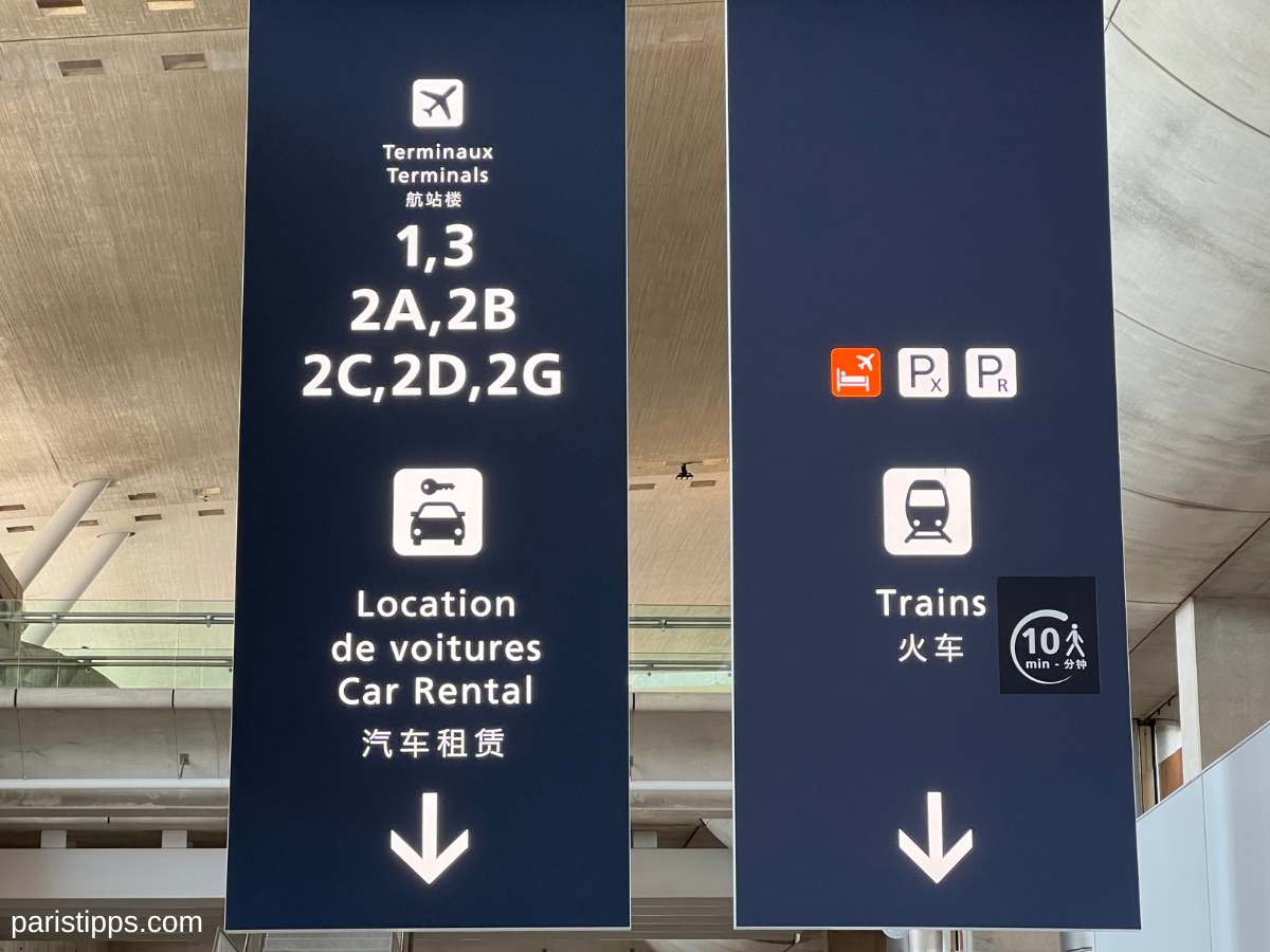 Paris Flughafen Charles de Gaulle. Schilder zur Orientierung in Terminal 2