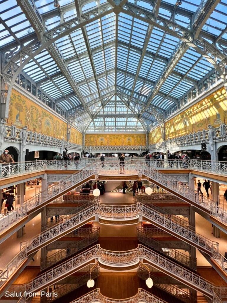 Samaritaine in Paris mit seiner Art Nouveau Architektur und dem Glasdach