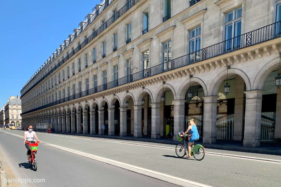 Die Rue de Rivoli mit den Arkaden im Hintergrund und den Radwegen im Vordergrund