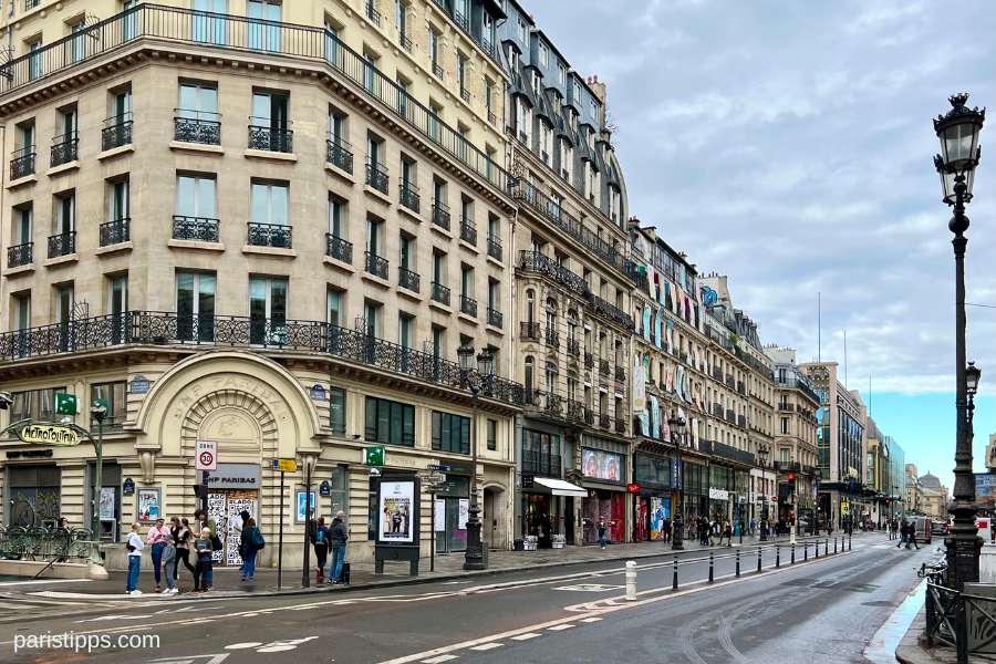 Rue de Rivoli in Paris mit Straßenlaterne im Vordergrund 